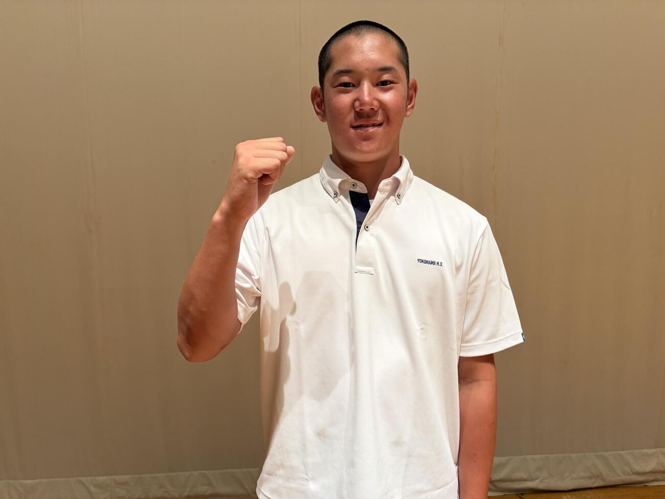 秋季神奈川大会抽選会で優勝を誓い、ガッツポーズを見せる横浜の大矢球道（撮影・保坂淑子）