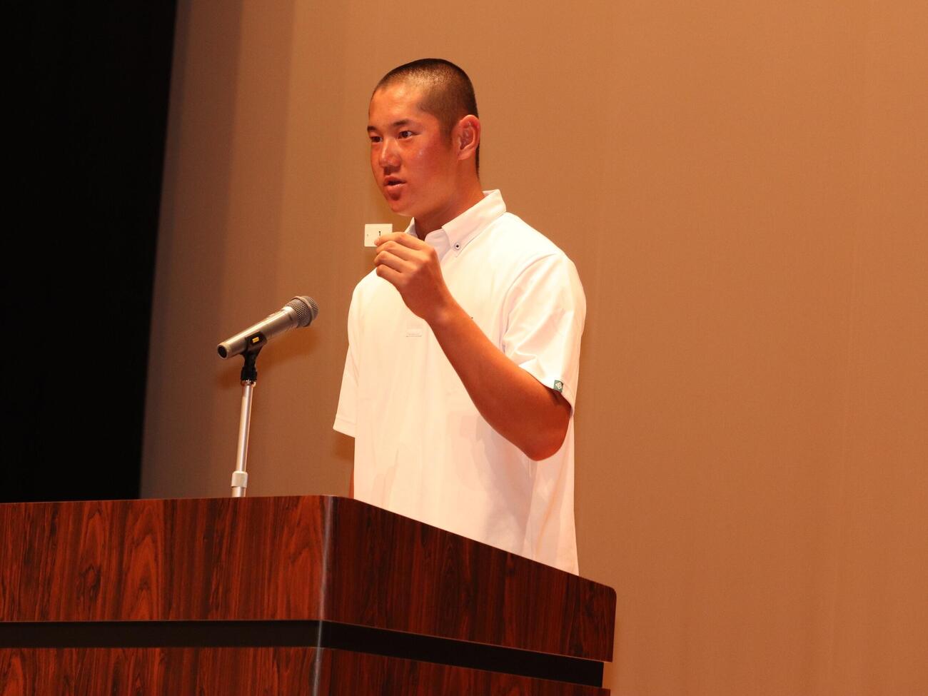 秋季神奈川大会抽選会でクジを引く横浜の大矢球道（撮影・保坂淑子）