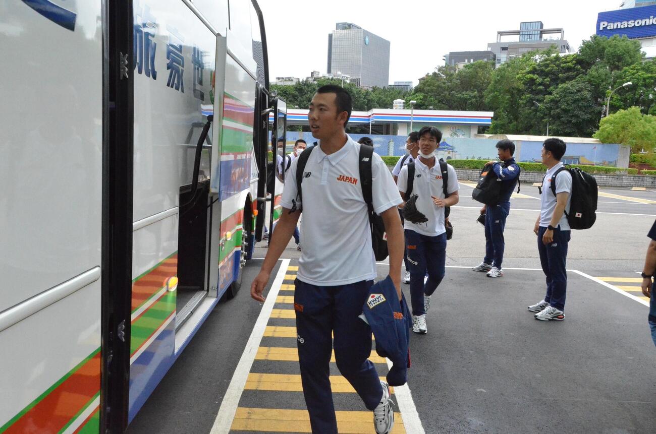 台湾松山空港に到着後、バスに乗り込む高校日本代表の選手たち（代表撮影）