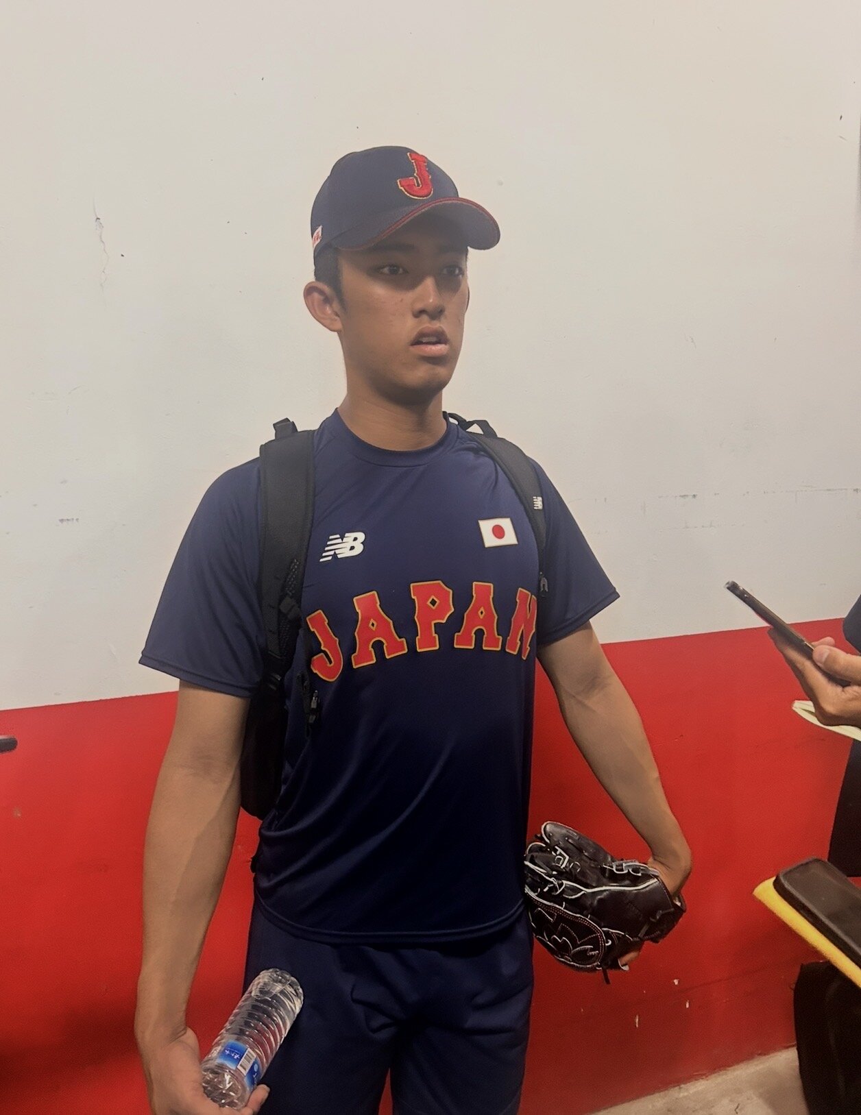 公式練習を終え取材に応じる高校日本代表の織田（撮影・平山連）