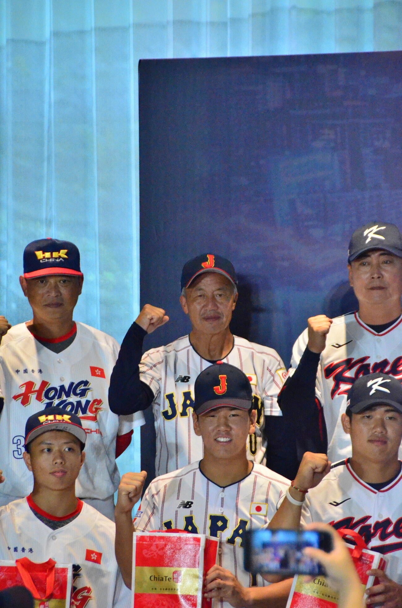 第14回BFAU18アジア選手権開幕を翌日に控え、現地台湾で公式会見に臨む高校日本代表の小野舜友主将と岡田龍生監督（撮影・平山連）