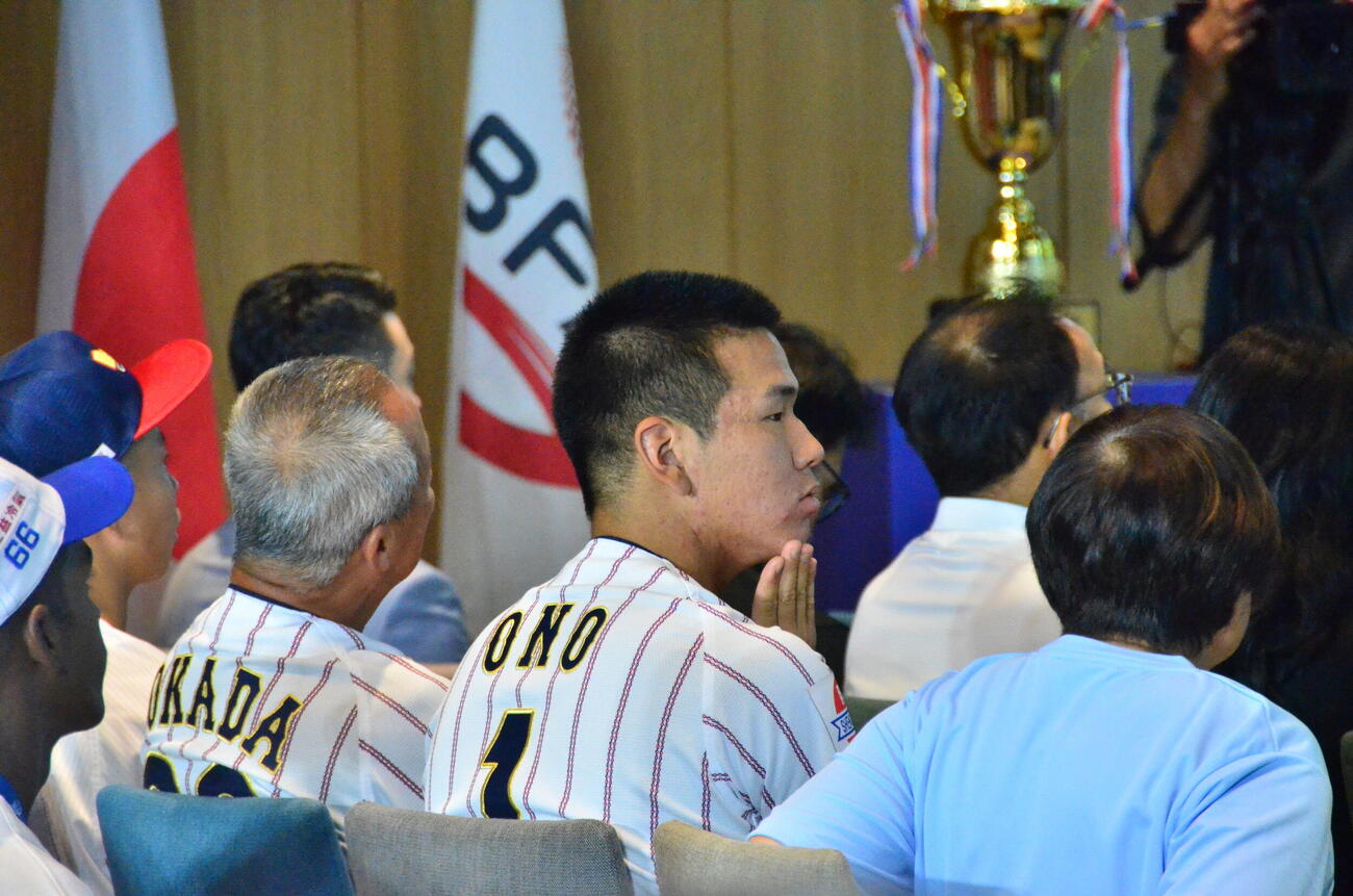 第14回BFAU18アジア選手権開幕を翌日に控え、現地台湾で公式会見に臨む高校日本代表の小野舜友主将、岡田龍生監督（撮影・平山連)
