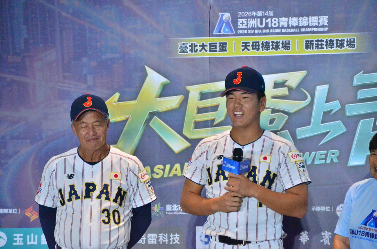 第14回BFAU18アジア選手権開幕を翌日に控え、現地台湾で公式会見に臨む高校日本代表の小野舜友主将(右)、岡田龍生監督（撮影・平山連）