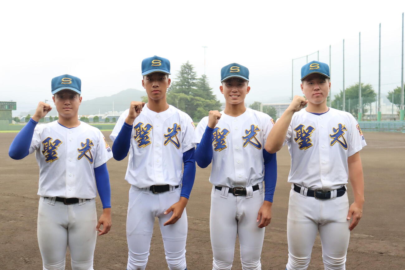 聖光学院対福島成蹊　ベンチ入りした聖光学院の4投手。左から斎藤、大平、郡司、小笠原