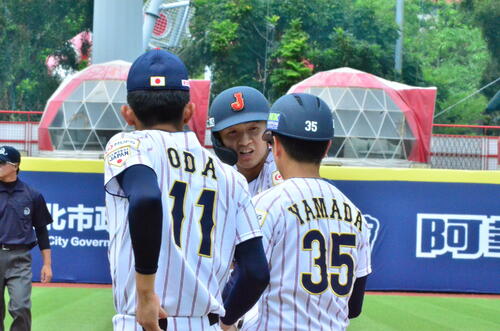 サポート役に回る織田(手前)(撮影・平山連)