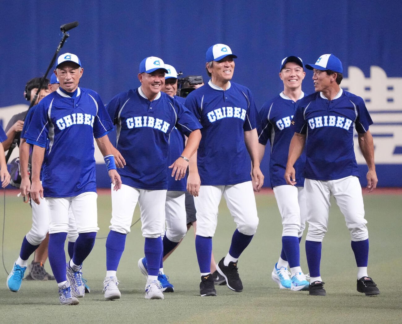 高校野球女子選抜対イチロー選抜　試合前、言葉を交わす手前左からイチロー氏、松坂大輔氏、松井秀喜氏、松井稼頭央氏（2025年8月撮影）