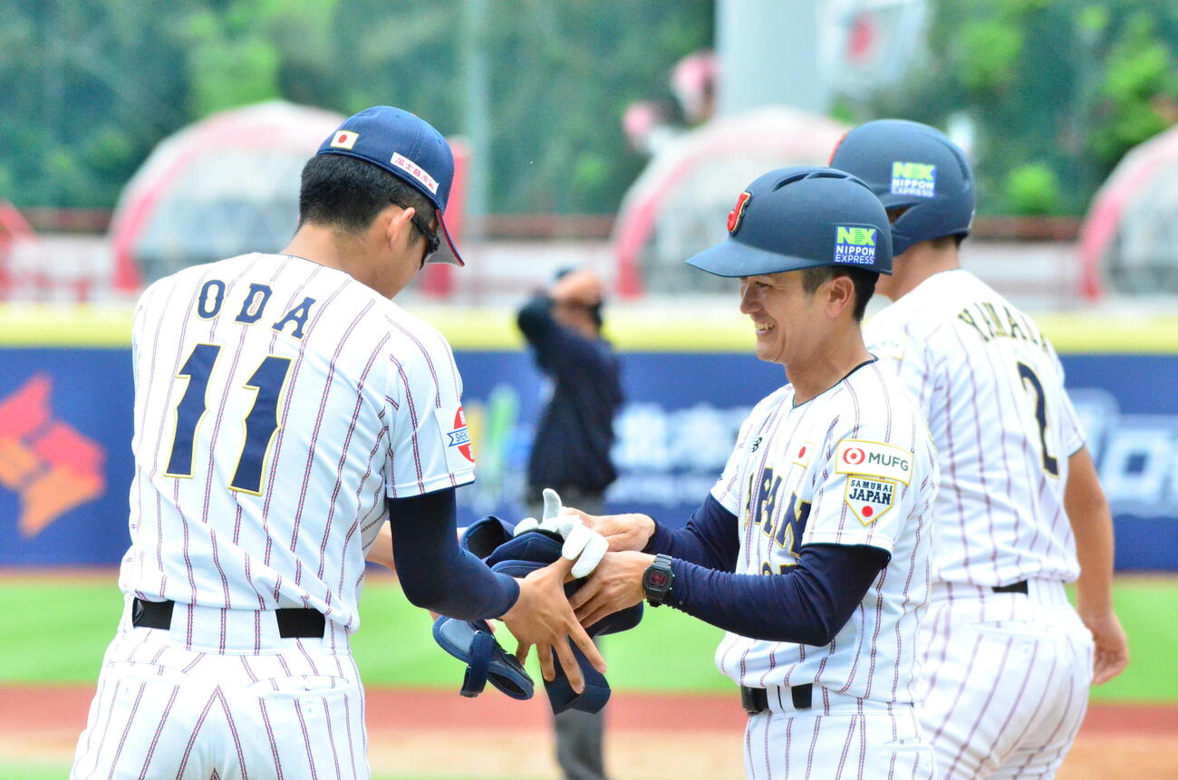 サポート役に回る織田（手前左）（撮影・平山連）