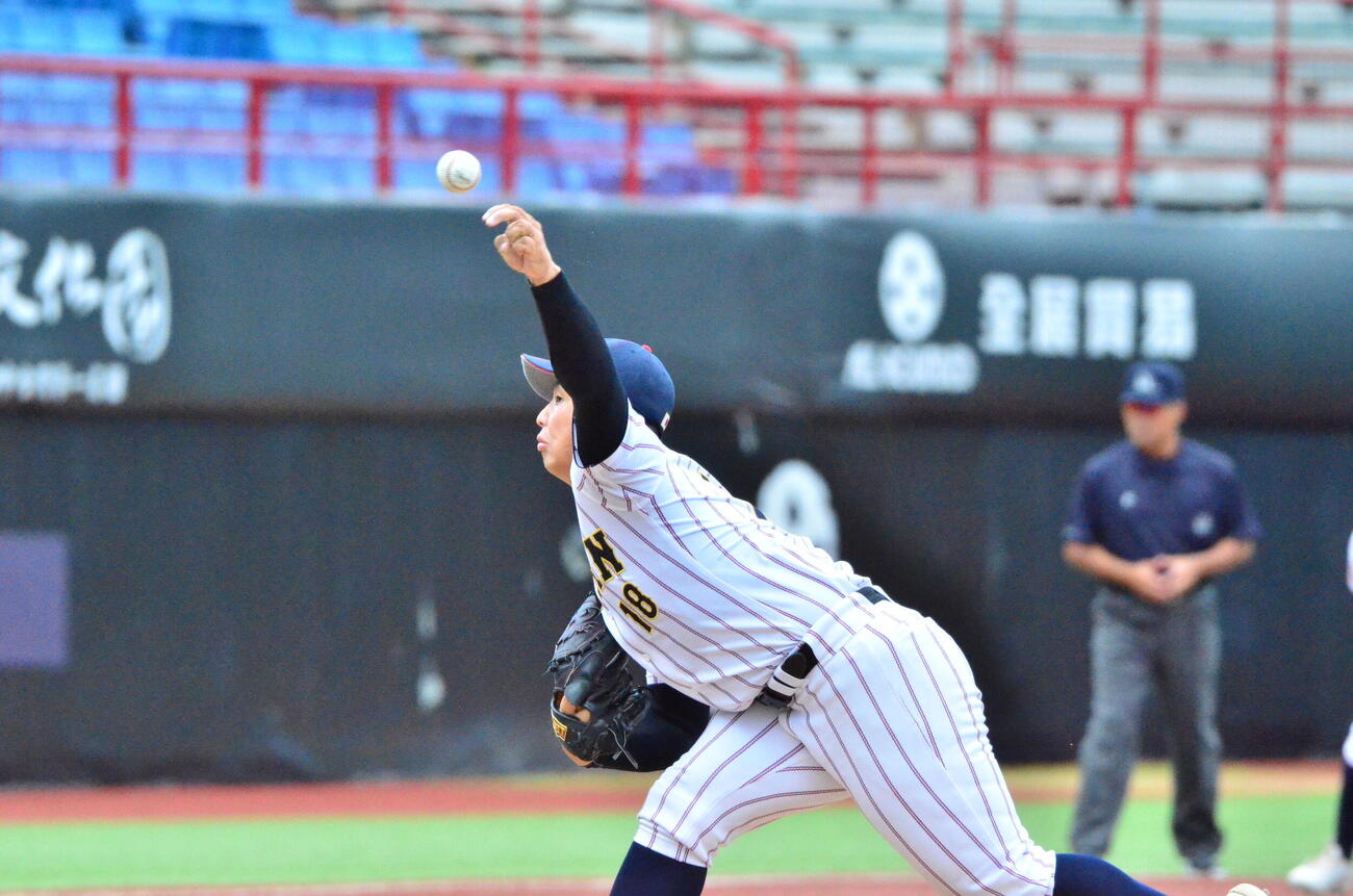 香港との初戦のマウンドに立った高校日本代表の末吉（撮影・平山連）
