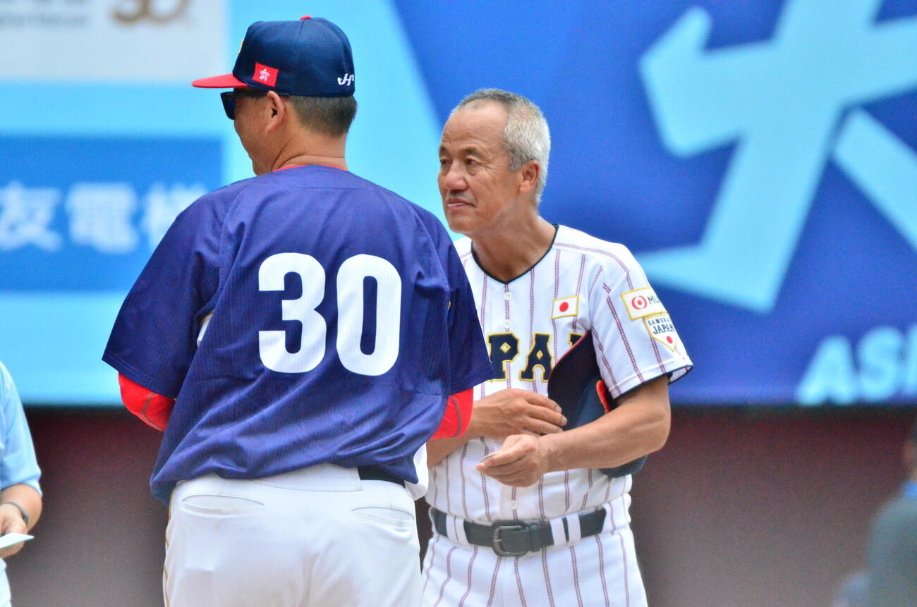 メンバー交換する高校日本代表の岡田監督（撮影・平山連）