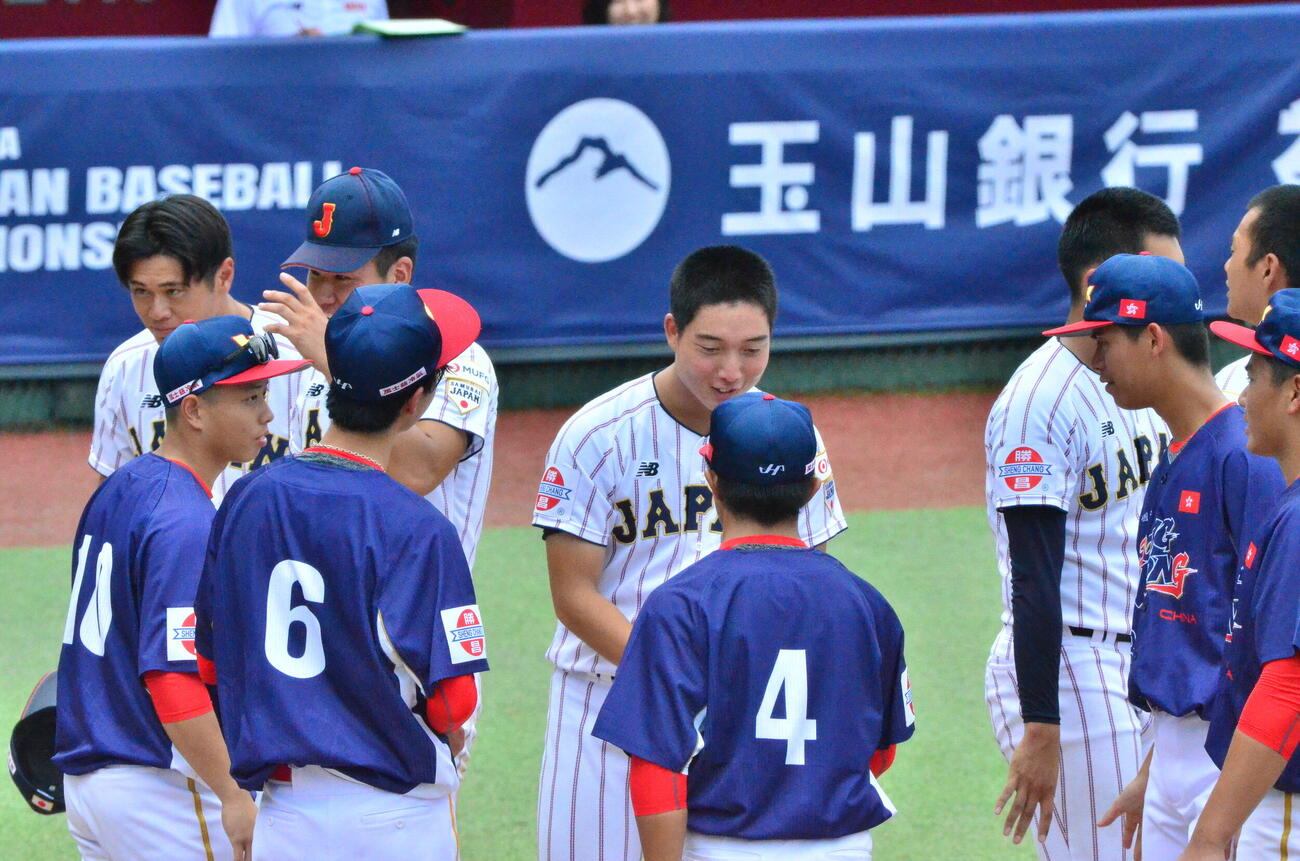 香港の選手たちから話し掛けられる山田（撮影・平山連）