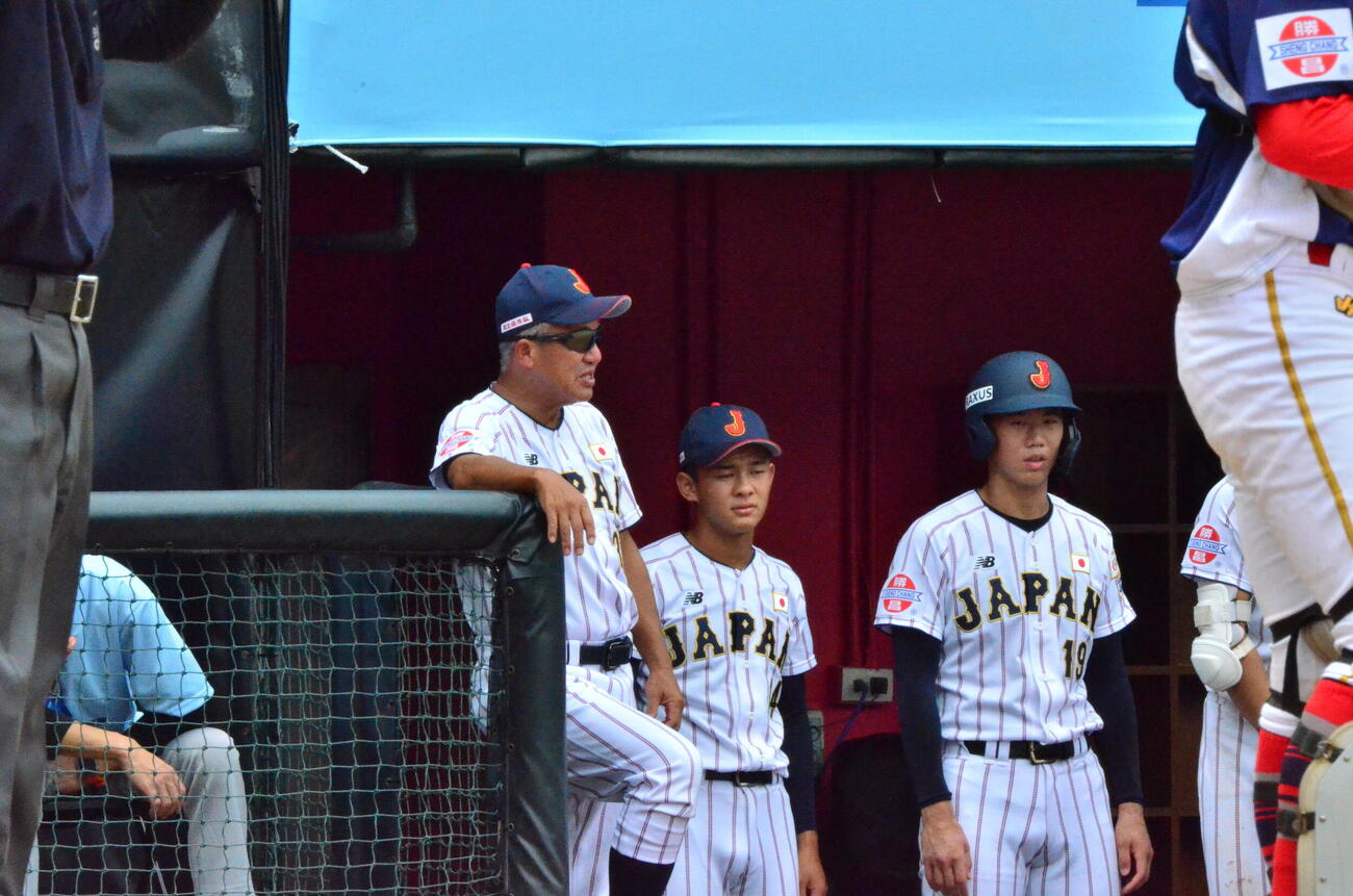 ベンチで戦況を追う岡田監督（撮影・平山連）