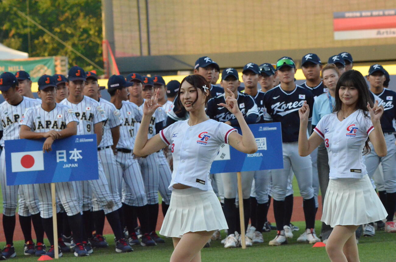 開会式でダンスパフォーマンスを披露する台湾代表の公式チアリーディングチームのCTガールズ（撮影・平山連）