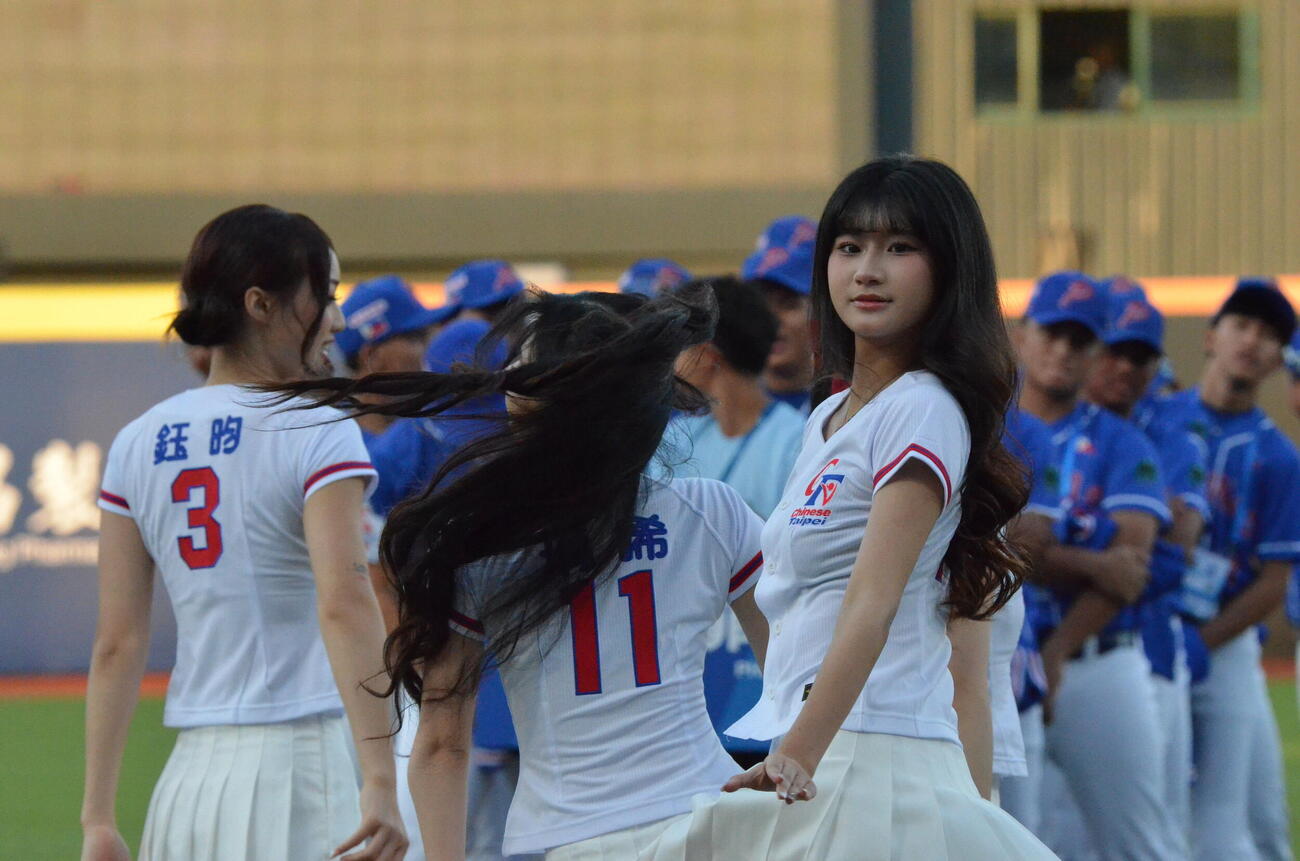 開会式でダンスパフォーマンスを披露する台湾代表の公式チアリーディングチームのCTガールズ（撮影・平山連）