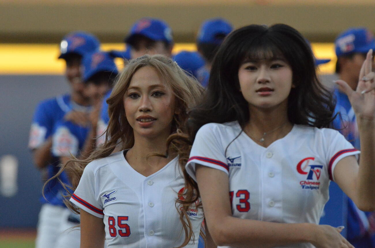 開会式でダンスパフォーマンスを披露する台湾代表の公式チアリーディングチームのCTガールズ（撮影・平山連）