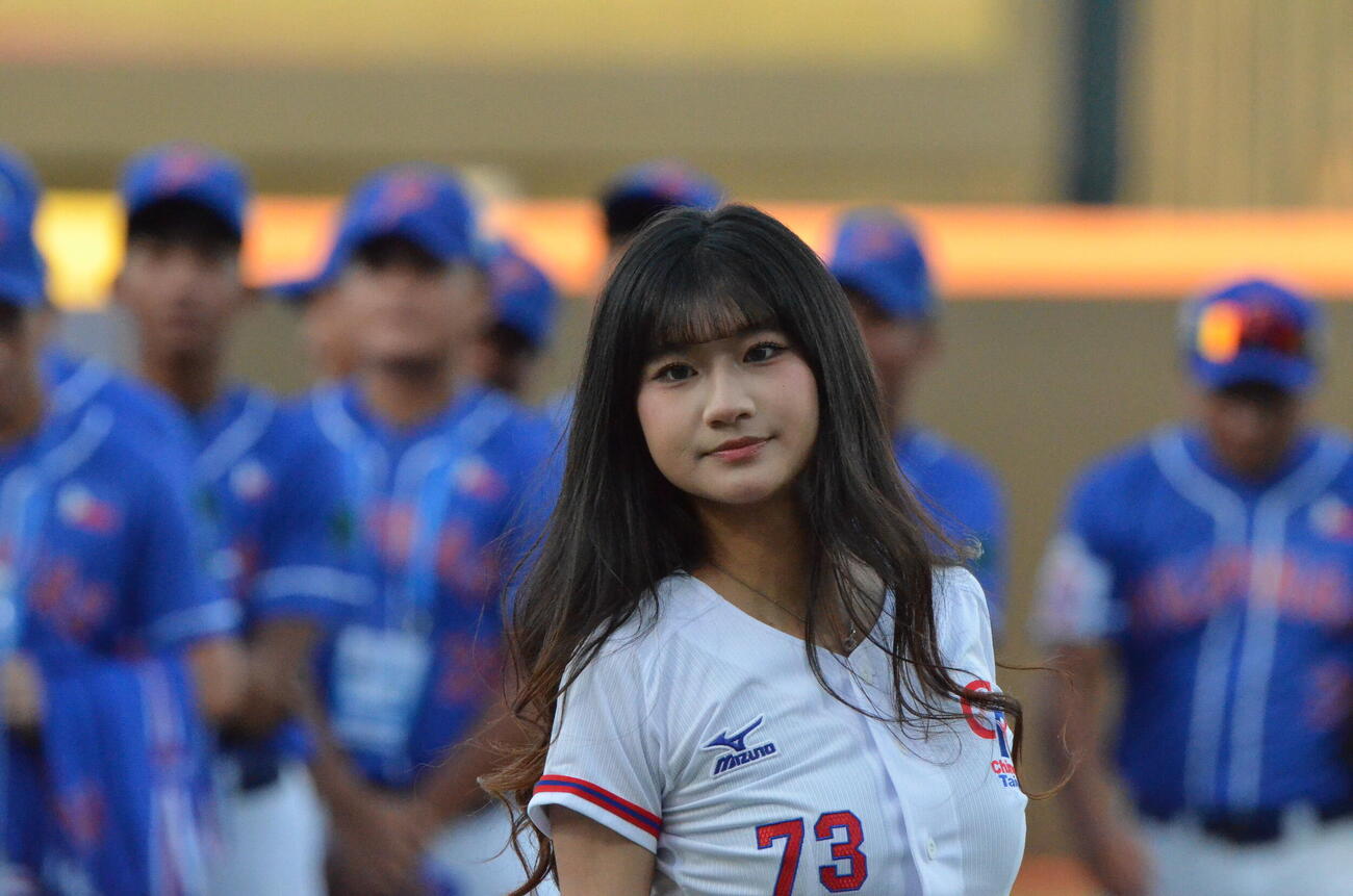 開会式でダンスパフォーマンスを披露する台湾代表の公式チアリーディングチームのCTガールズ（撮影・平山連）