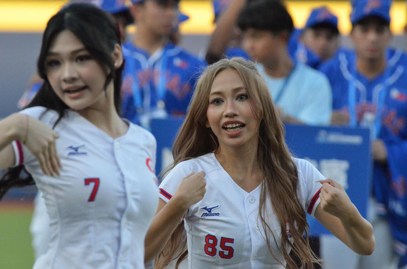 開会式でダンスパフォーマンスを披露する台湾代表の公式チアリーディングチームのCTガールズ（撮影・平山連）