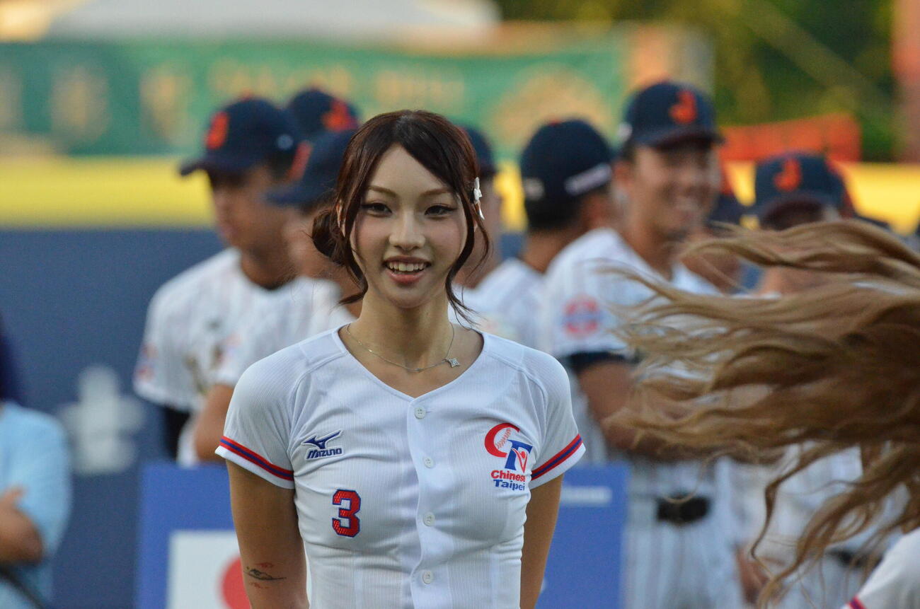 開会式でダンスパフォーマンスを披露する台湾代表の公式チアリーディングチームのCTガールズ（撮影・平山連）