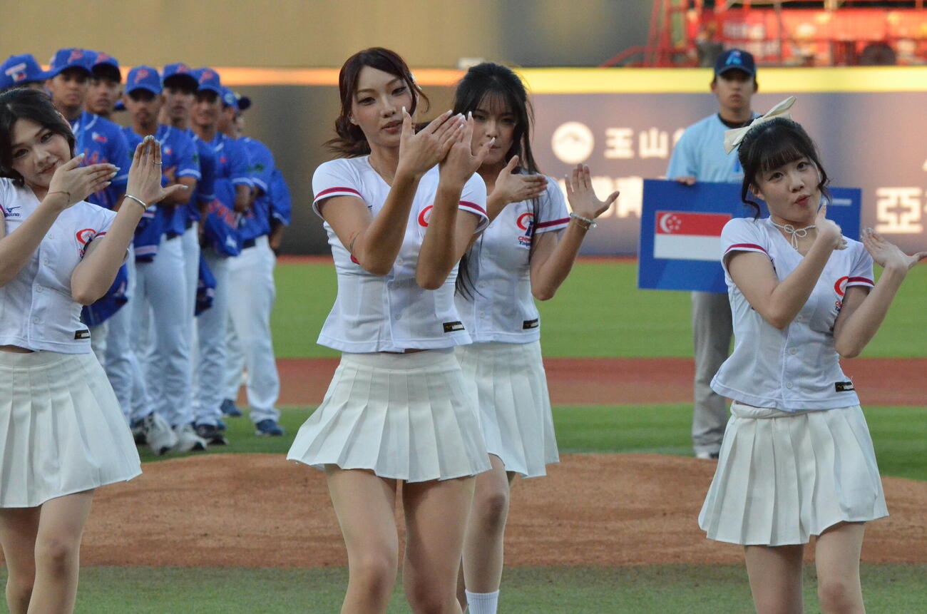開会式でダンスパフォーマンスを披露する台湾代表の公式チアリーディングチームのCTガールズ（撮影・平山連）
