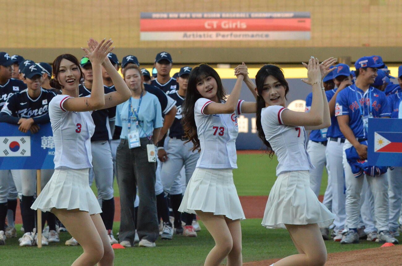 開会式でダンスパフォーマンスを披露する台湾代表の公式チアリーディングチームのCTガールズ（撮影・平山連）