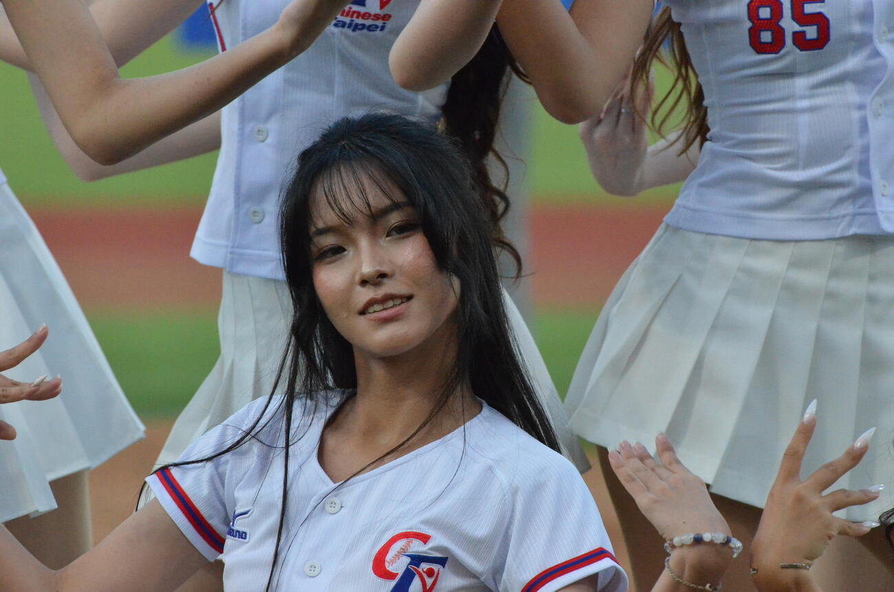 開会式でダンスパフォーマンスを披露する台湾代表の公式チアリーディングチームのCTガールズ（撮影・平山連）