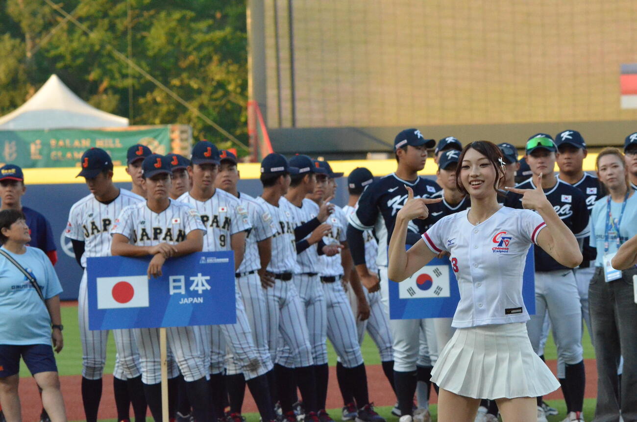 開会式でダンスパフォーマンスを披露する台湾代表の公式チアリーディングチームのCTガールズ（撮影・平山連）
