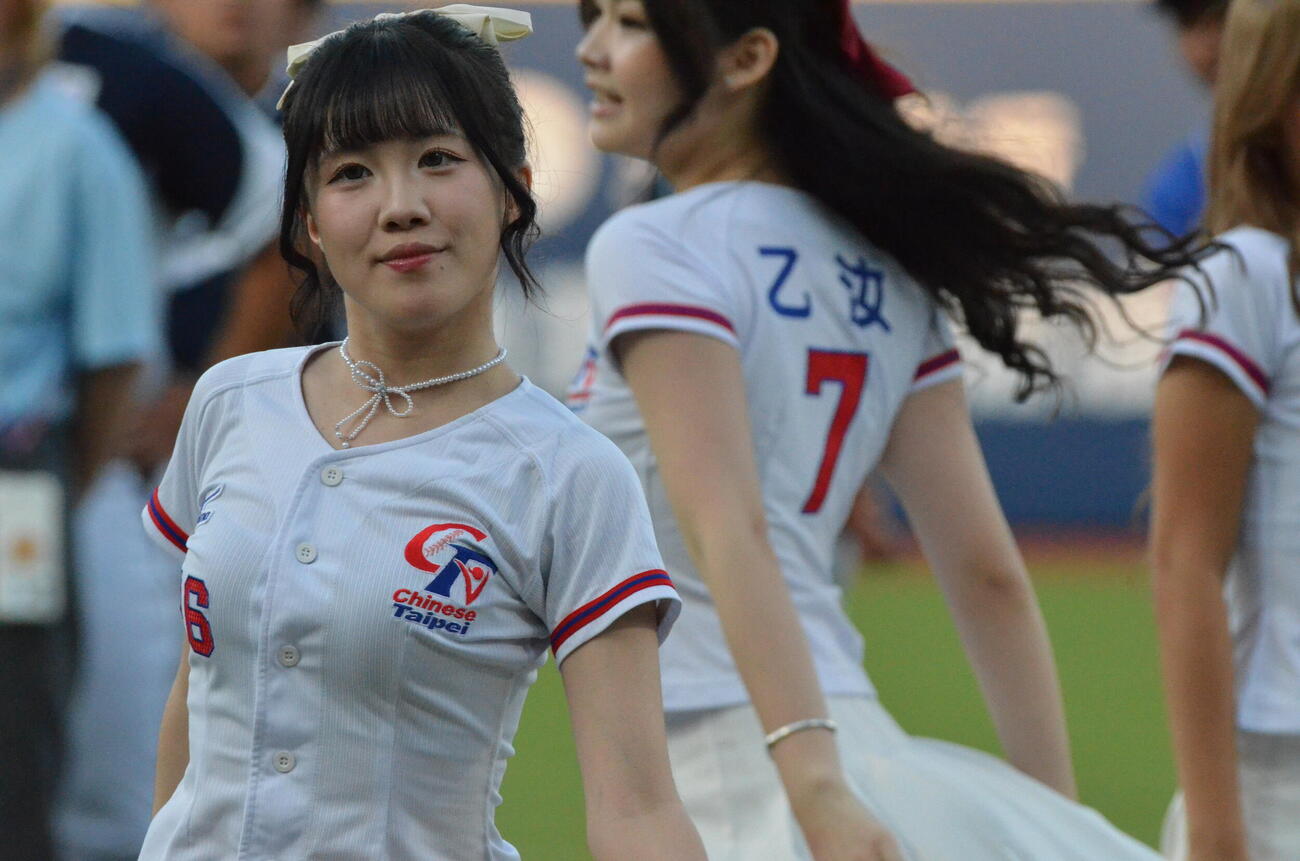 開会式でダンスパフォーマンスを披露する台湾代表の公式チアリーディングチームのCTガールズ（撮影・平山連）