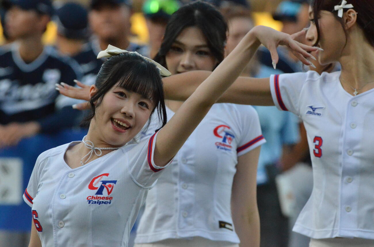 開会式でダンスパフォーマンスを披露する台湾代表の公式チアリーディングチームのCTガールズ（撮影・平山連）