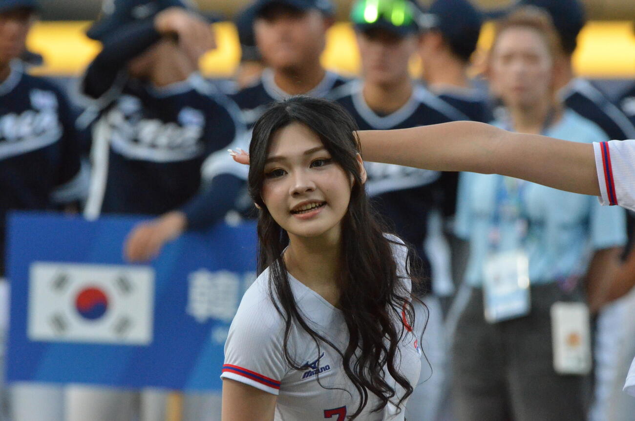 開会式でダンスパフォーマンスを披露する台湾代表の公式チアリーディングチームのCTガールズ（撮影・平山連）