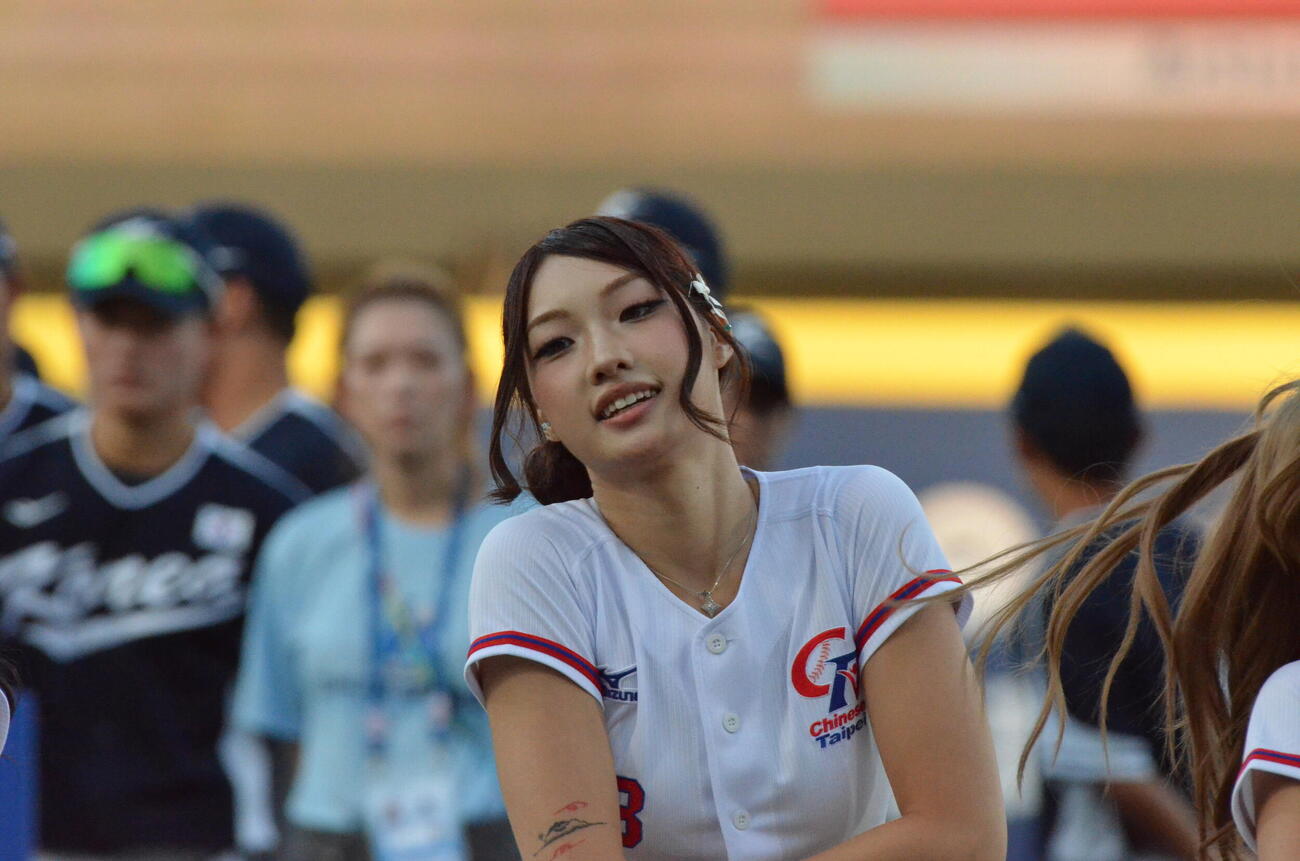 開会式でダンスパフォーマンスを披露する台湾代表の公式チアリーディングチームのCTガールズ（撮影・平山連）