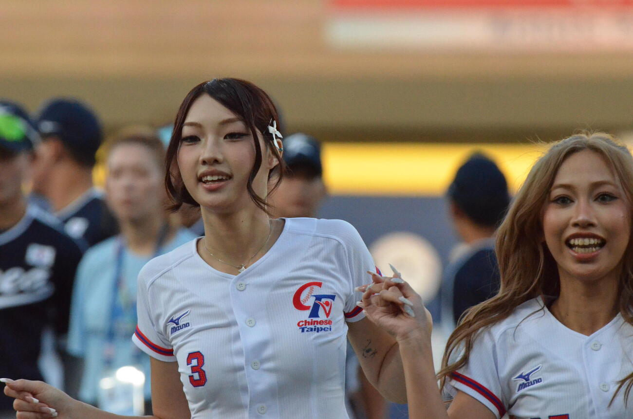 開会式でダンスパフォーマンスを披露する台湾代表の公式チアリーディングチームのCTガールズ（撮影・平山連）