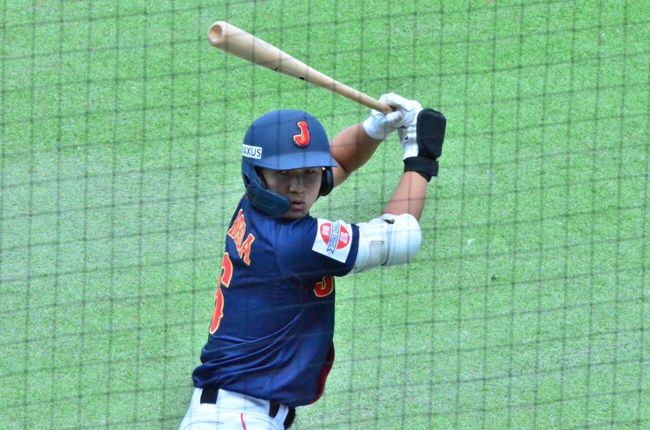 打席に向かう前に準備する池田（撮影・平山連）