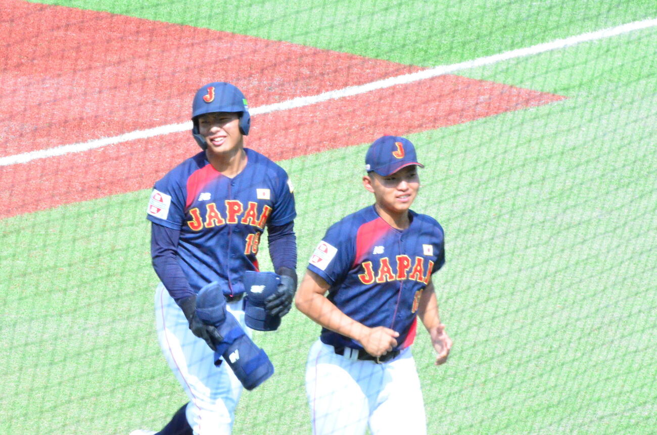4回に志願の代打で登場し、四球を選んだ末吉良丞（左）（撮影・平山連）