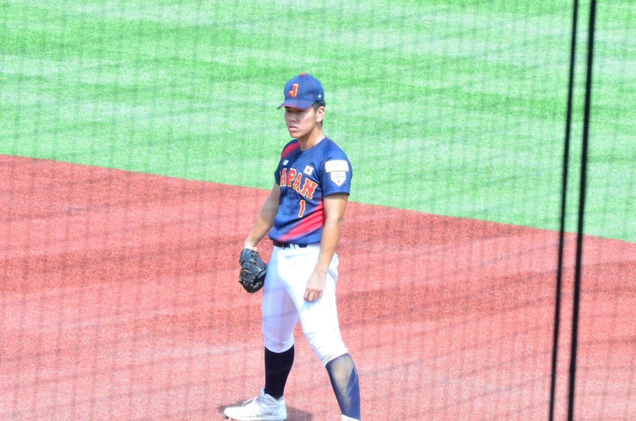 一塁守備に就く主将の小野舜友（撮影・平山連）