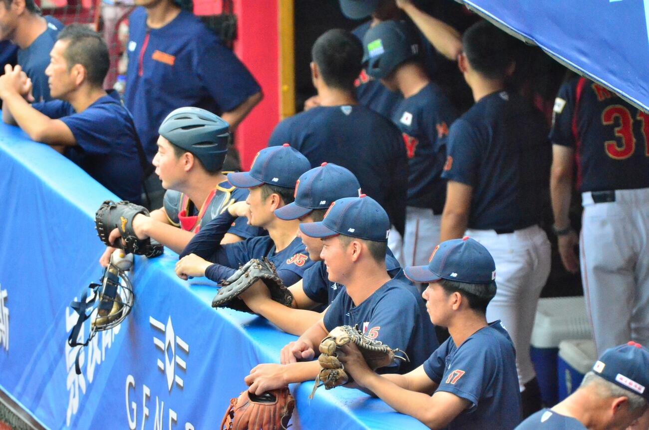 試合前にスリランカ代表の守備練習を見る日本の選手たち（撮影・平山連）