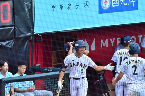 山田を笑顔で出迎える川上(撮影・平山連)