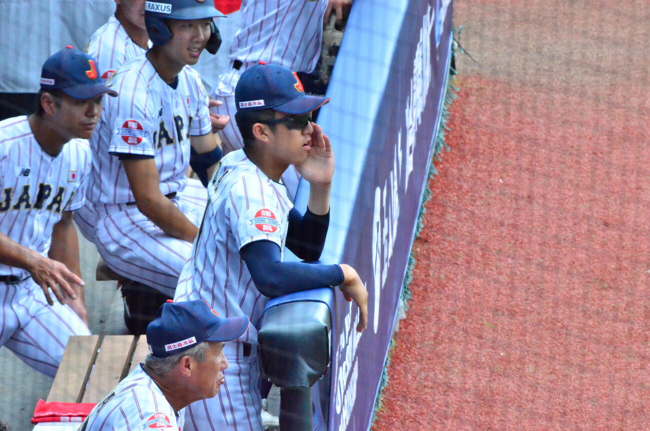 ベンチで仲間を鼓舞する織田翔希（撮影・平山連）