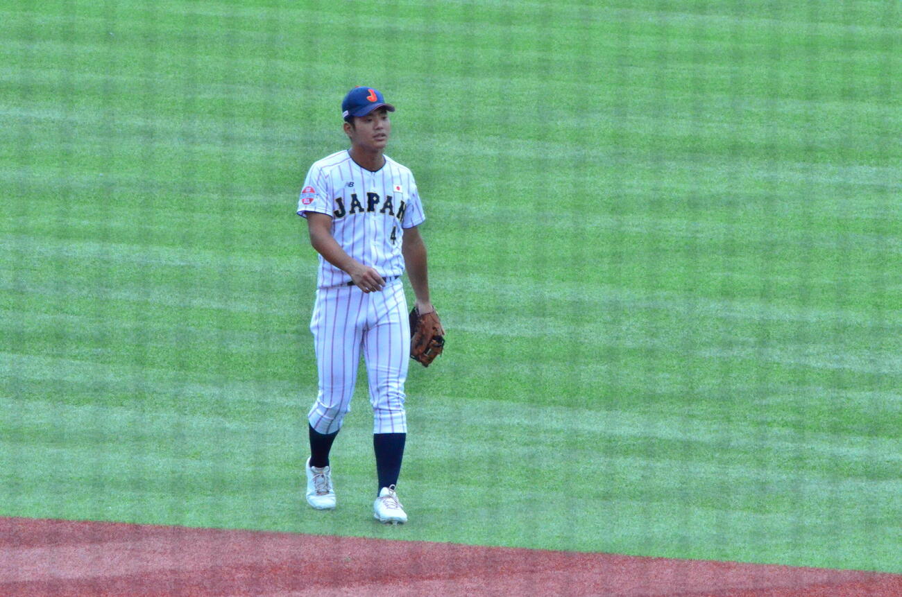 二塁守備を務める井口（撮影・平山連）