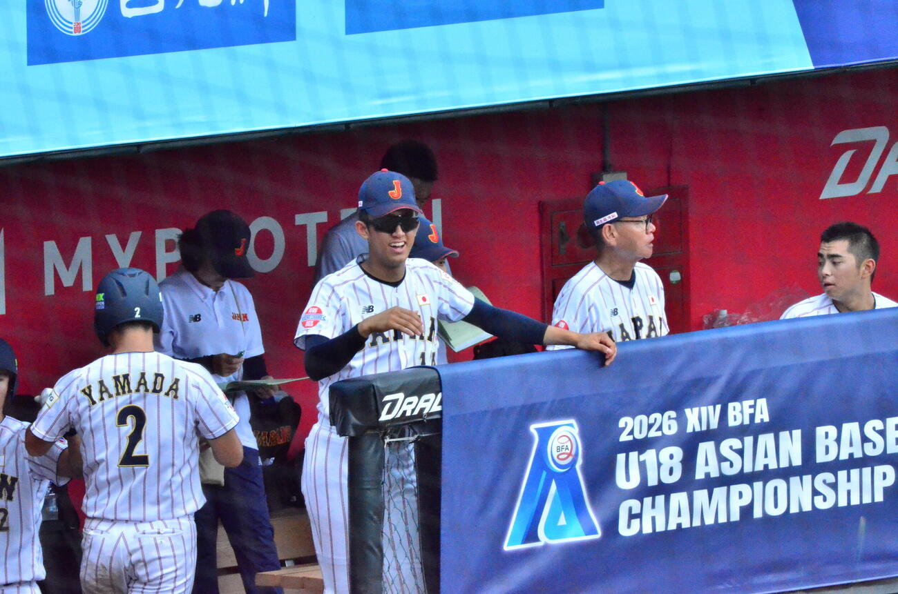 ベンチで声を出す織田（撮影・平山連）