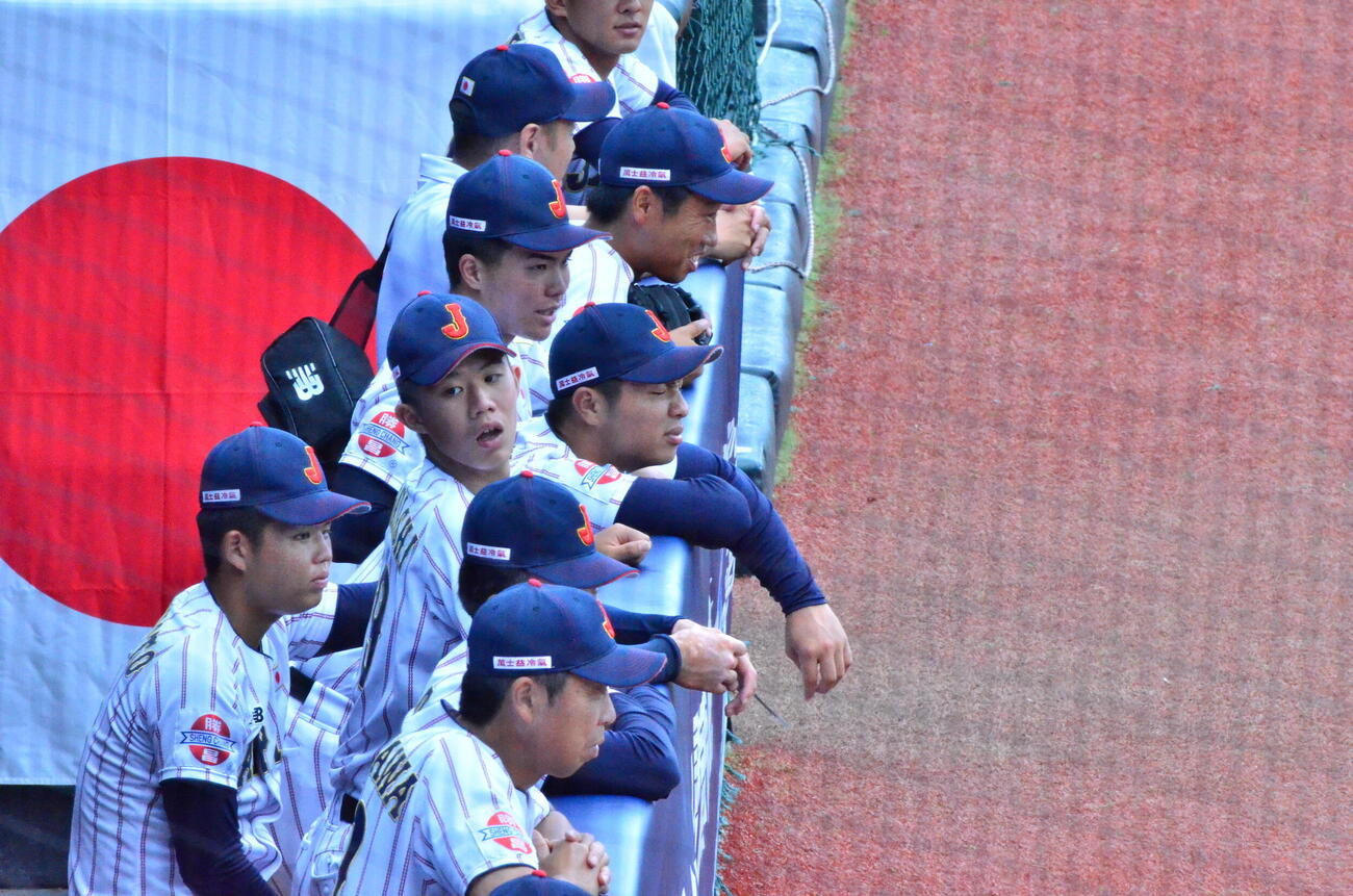 ベンチから戦況を追う日本の選手たち（撮影・平山連）