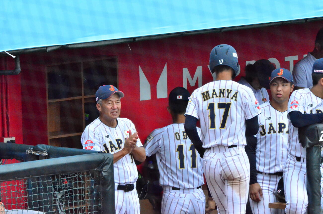 萬谷を出迎える岡田監督(撮影・平山連)
