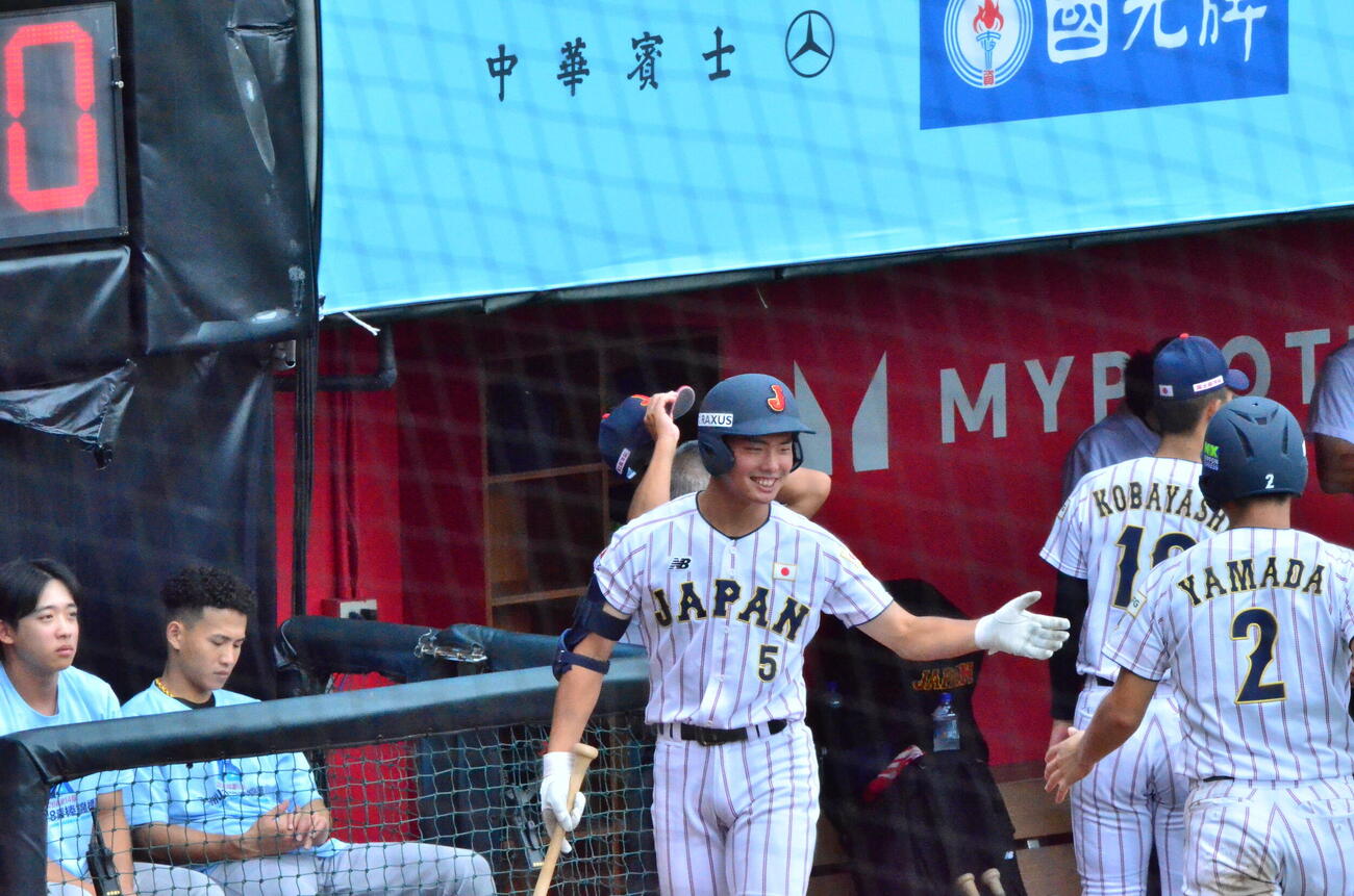 山田を笑顔で出迎える川上（撮影・平山連）
