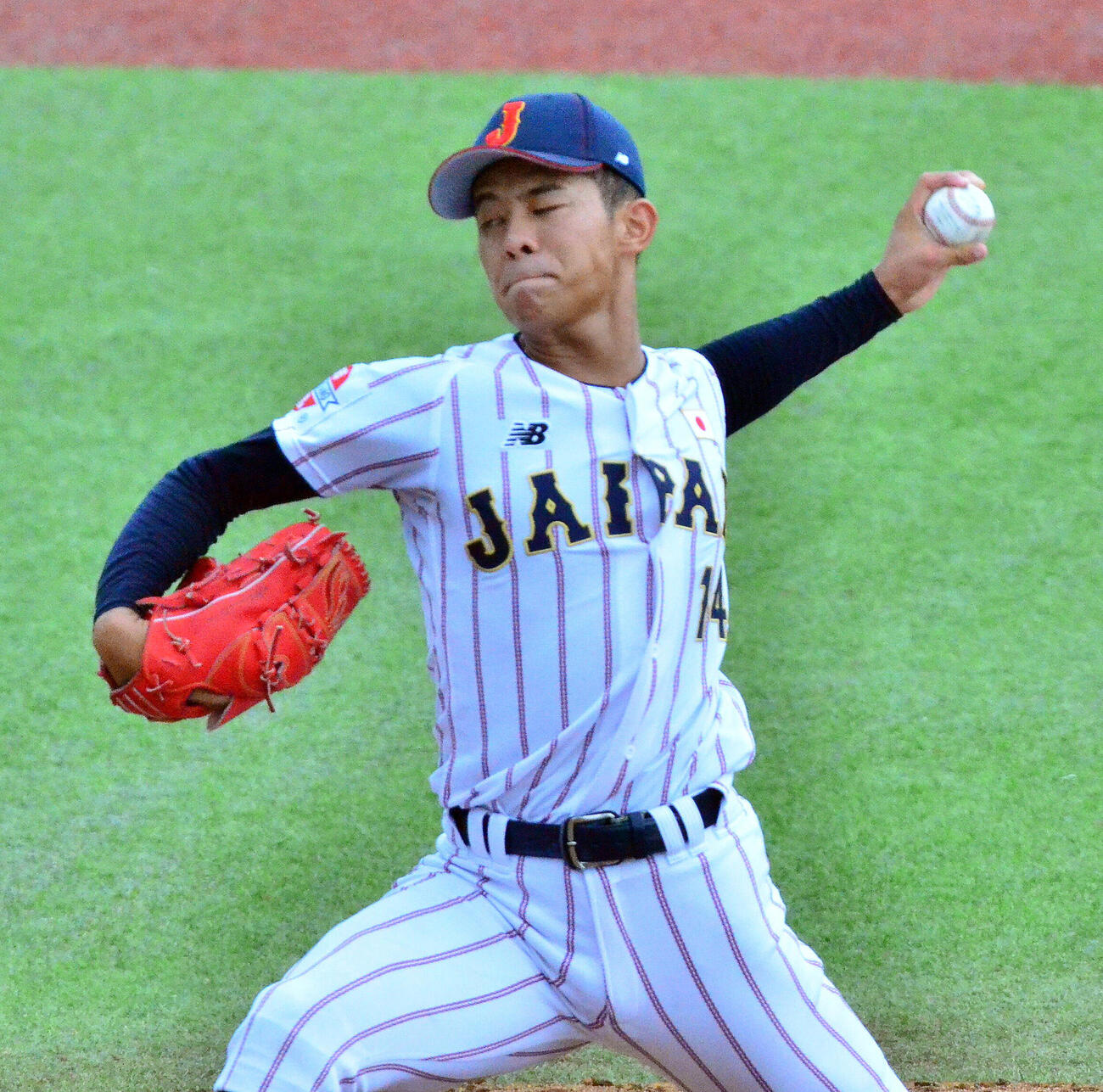 9日、フィリピン戦で3番手としてと登板し力投する前田（撮影・平山連）