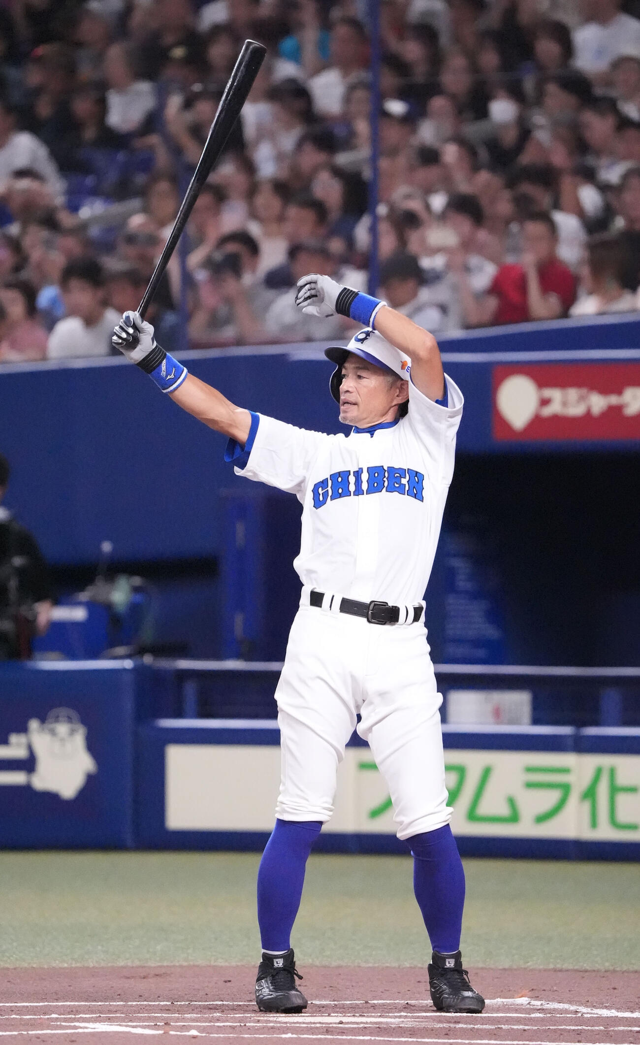 25年8月、高校野球女子選抜対イチロー選抜の試合で　打席に立つイチロー氏