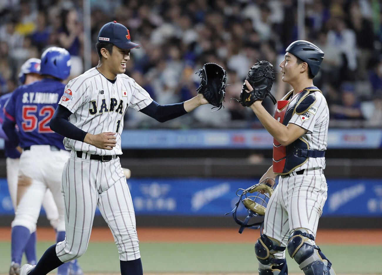 台湾戦の3回、ピンチを切り抜けタッチを交わす織田（左）と山田（共同）