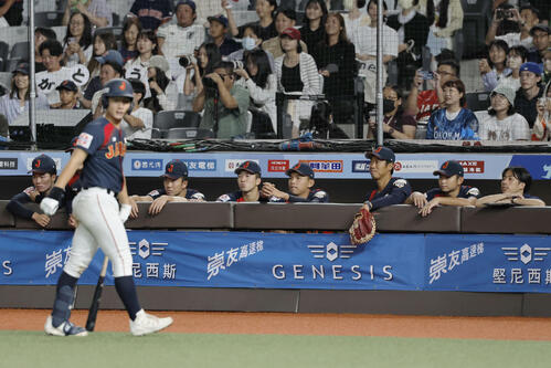 決勝で韓国に敗れた高校日本代表(共同)