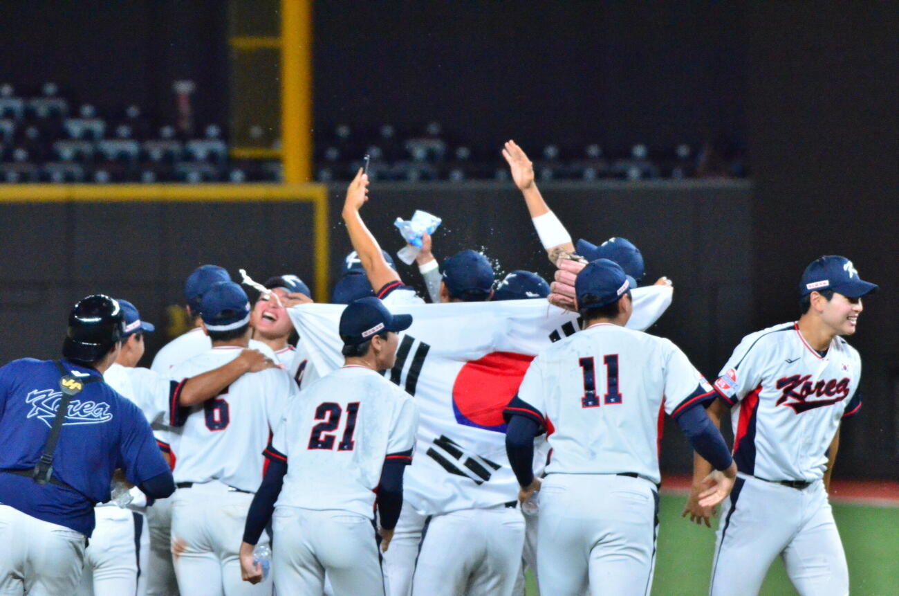 日本に勝ち優勝を決めて喜ぶ韓国（撮影・平山連）