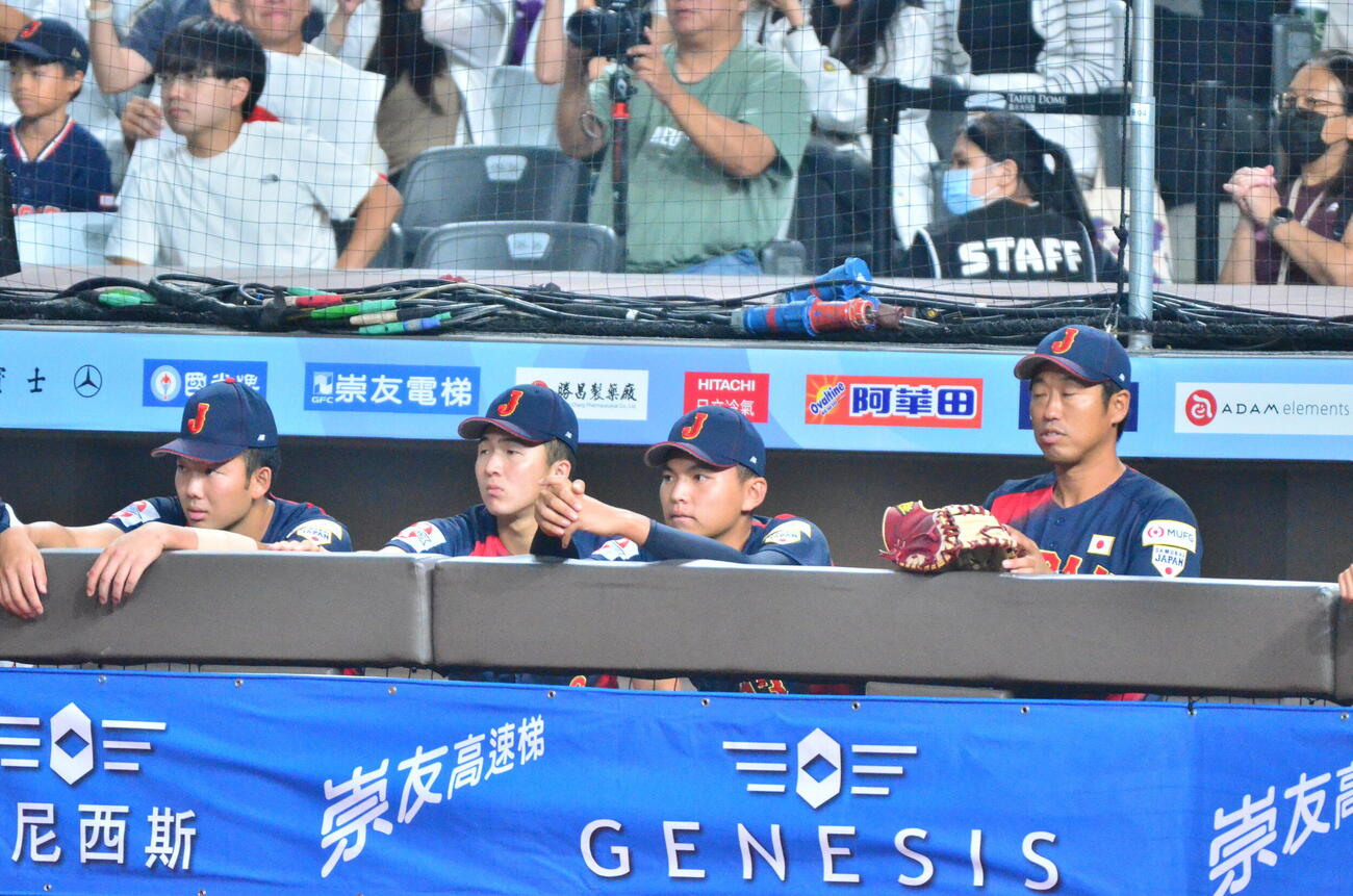 韓国に目の前で優勝を決められぼうぜんとする日本（撮影・平山連）