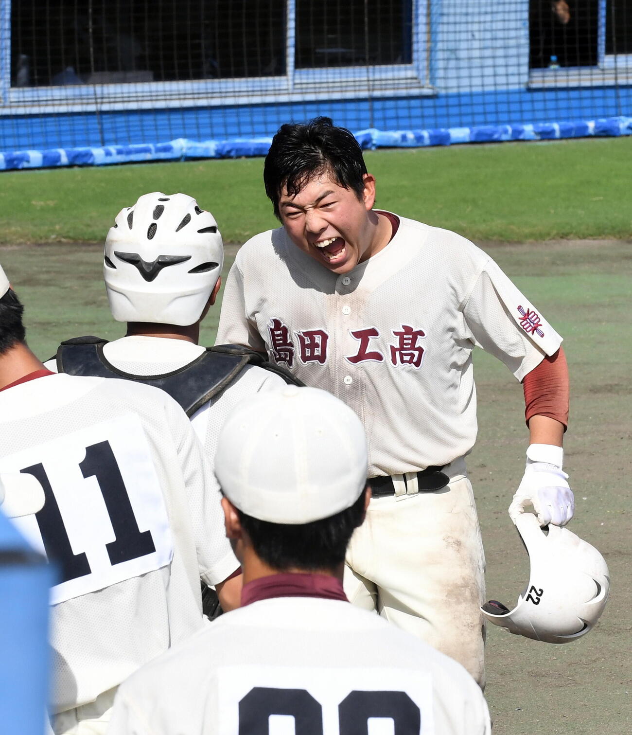 島田工対浜松学院興誠　9回に決勝打を放った島田工・桜井は雄たけびを上げながらベンチに戻る（撮影・前田和哉）