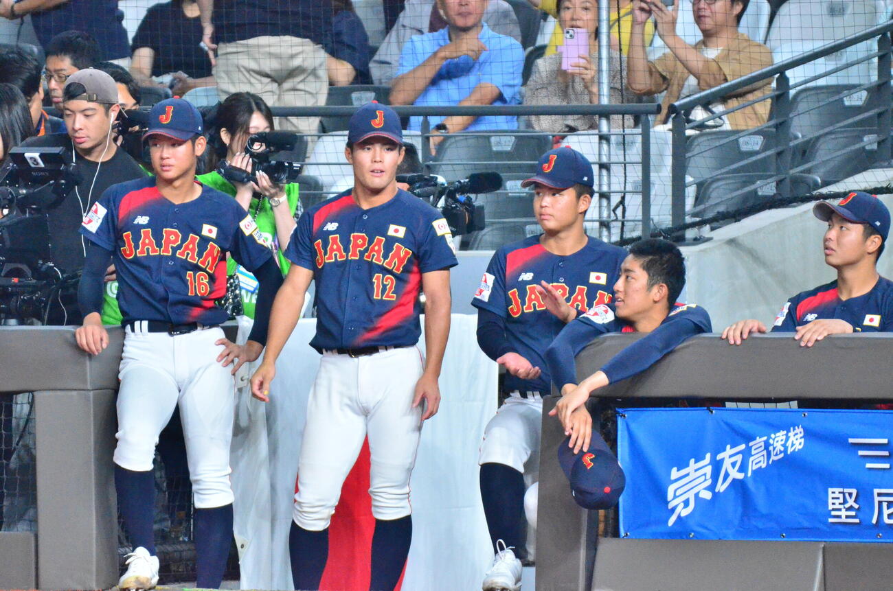韓国に目の前で優勝を決められぼうぜんとする日本（撮影・平山連）