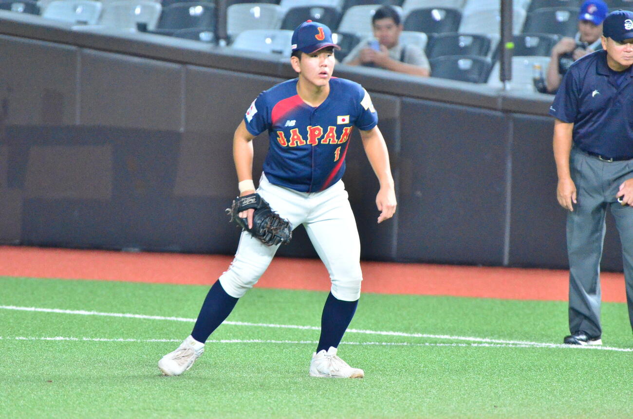 一塁守備に就く小野（撮影・平山連）